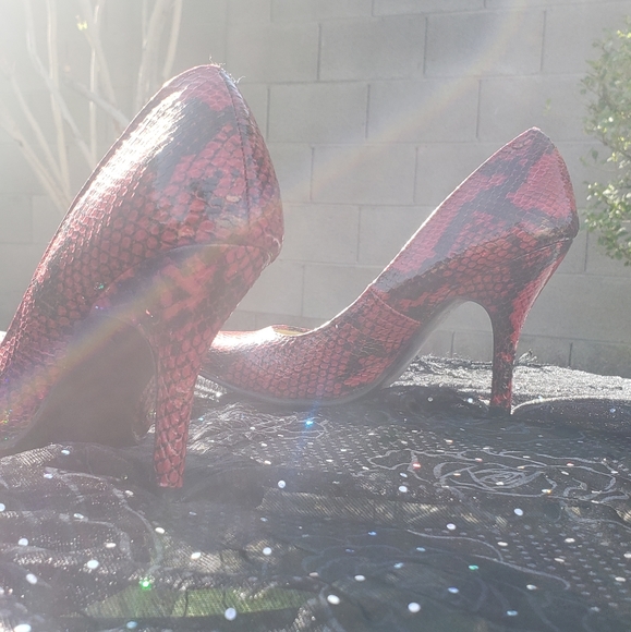 Red/Black Snake Skin Pointed Heels - Picture 10 of 13